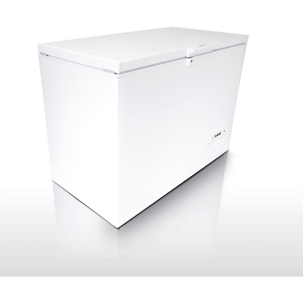 Weißer Truhen-Gefrierschrank auf weißer Oberfläche. Schatten sind sichtbar.