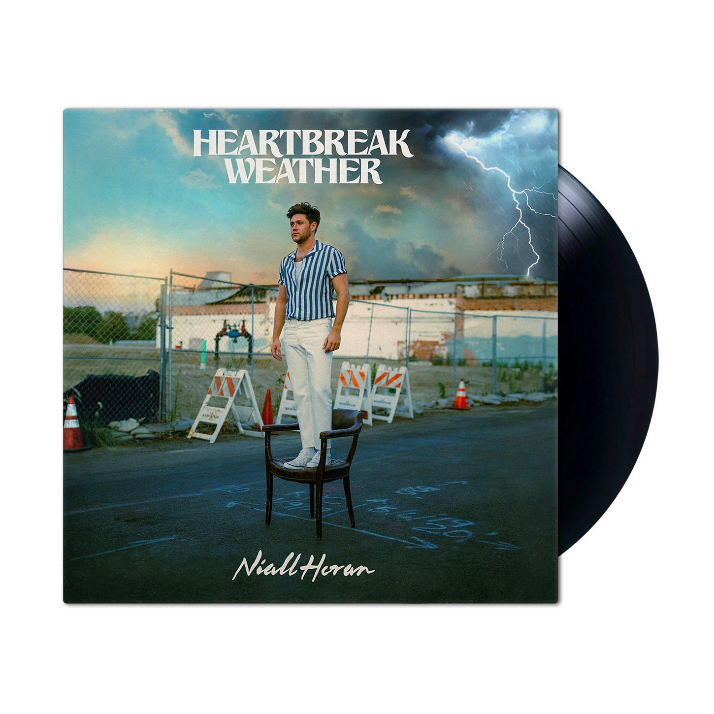 Album borító Niall Horannal széken állva, villámlás.