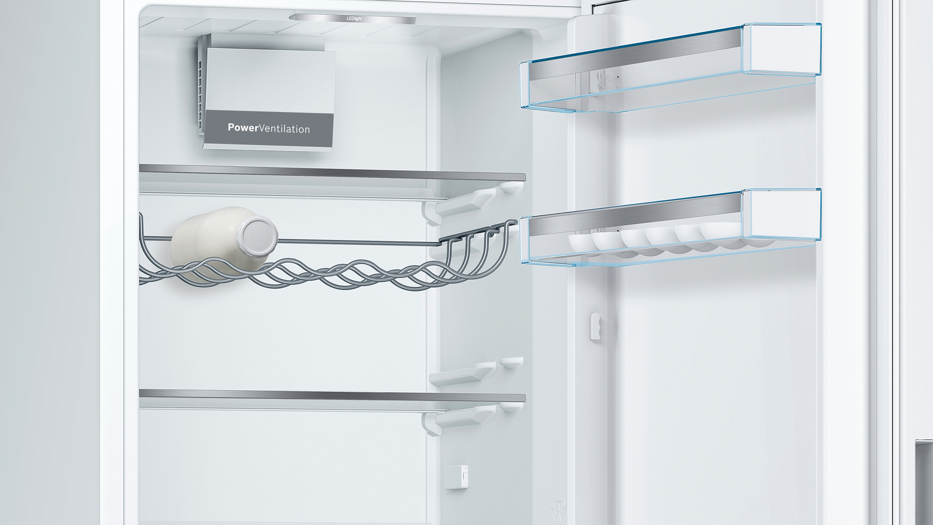 Offener Kühlschrank mit Regalen, Eierhalter und einer Flasche.