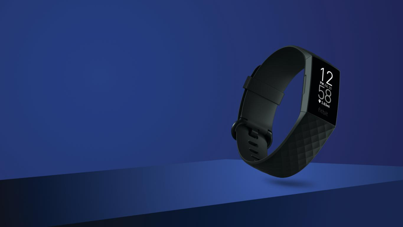 Fitbit rastreador de fitness en superficie azul con fondo azul.