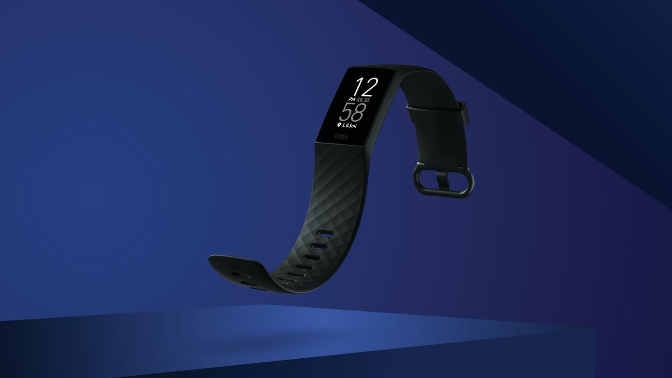 Rastreador de actividad física Fitbit negro sobre fondo azul.