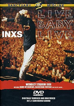 Pochette du DVD INXS Live Baby Live. Groupe sur scène, foule en arrière-plan.