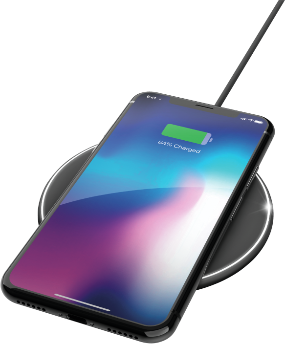 Egy telefon vezeték nélküli töltőn. A telefon fekete, és 84%-ig fel van töltve. Fekete háttér.