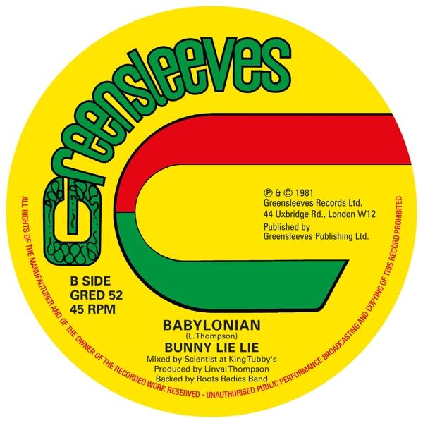 Ein Vintage-Greensleeves-Plattenlabel. Es ist gelb mit einem grünen G und Text am Rand.