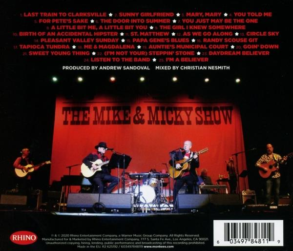 Dos de CD avec scène, groupe et titres dans une bannière rouge.