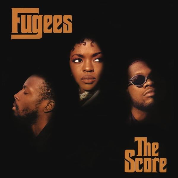 Pochette d'album avec trois visages sur fond sombre. Le nom du groupe, Fugees, est en haut.