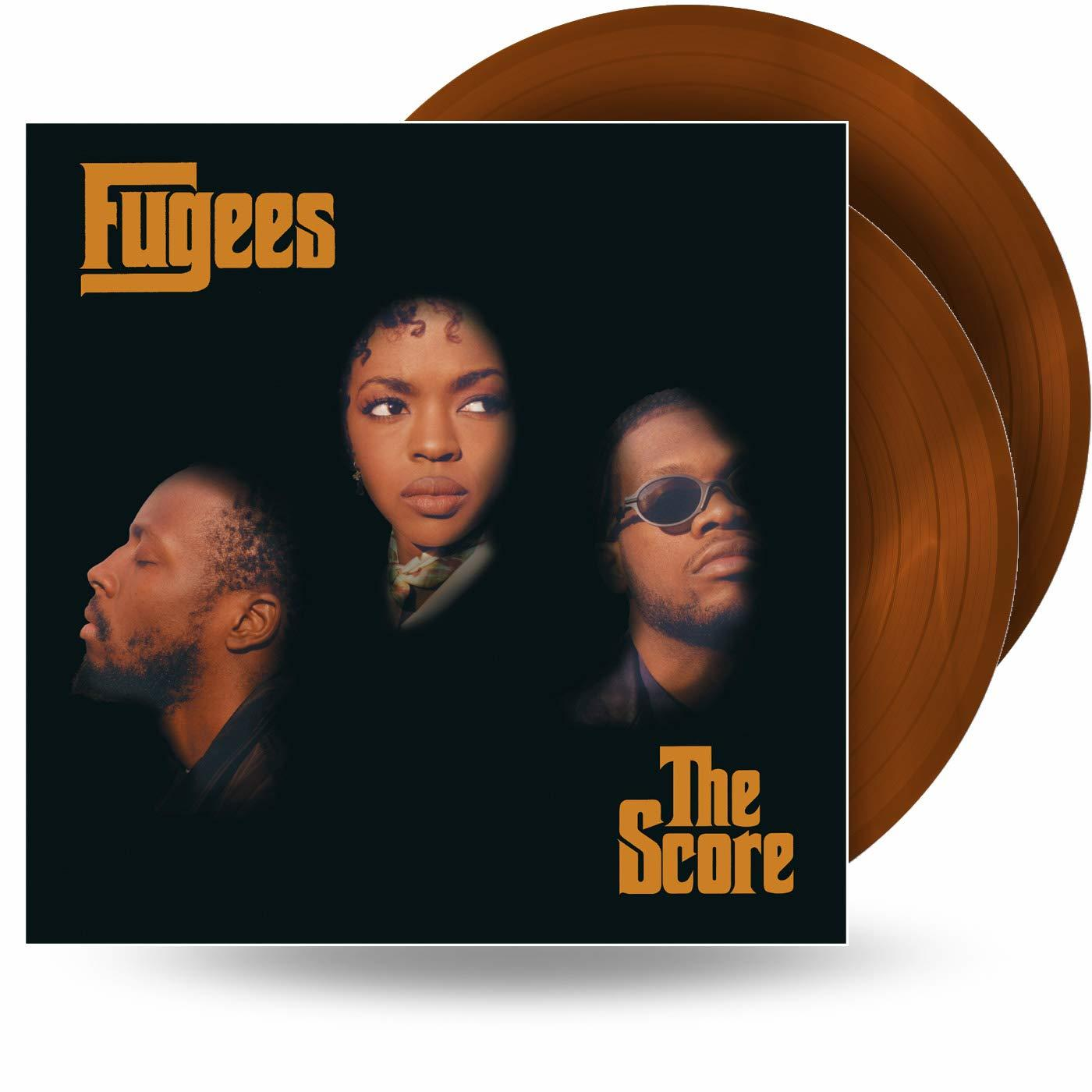 Pochette de l'album The Score des Fugees, avec Lauryn Hill et deux autres membres. Deux disques marron.