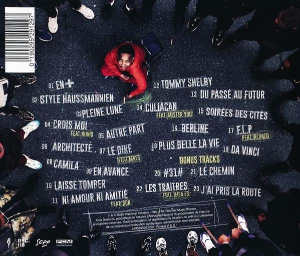 Albumcover: Menschen um eine Person in Rot, Textüberlagerung.