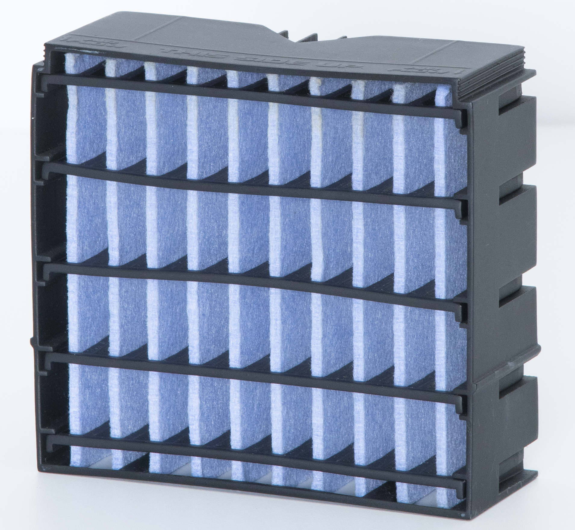 Ein schwarzer Luftfilter mit blau-weißem Filtermedium im Inneren.