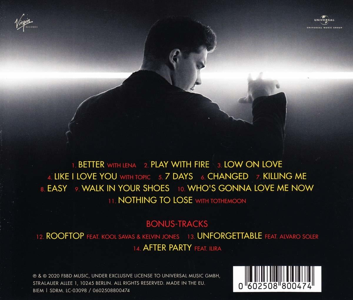 Mann in schwarzem Anzug blickt nach unten, Text listet Musiktitel auf. Virgin Records und Universal Logos. Rückseite der CD.