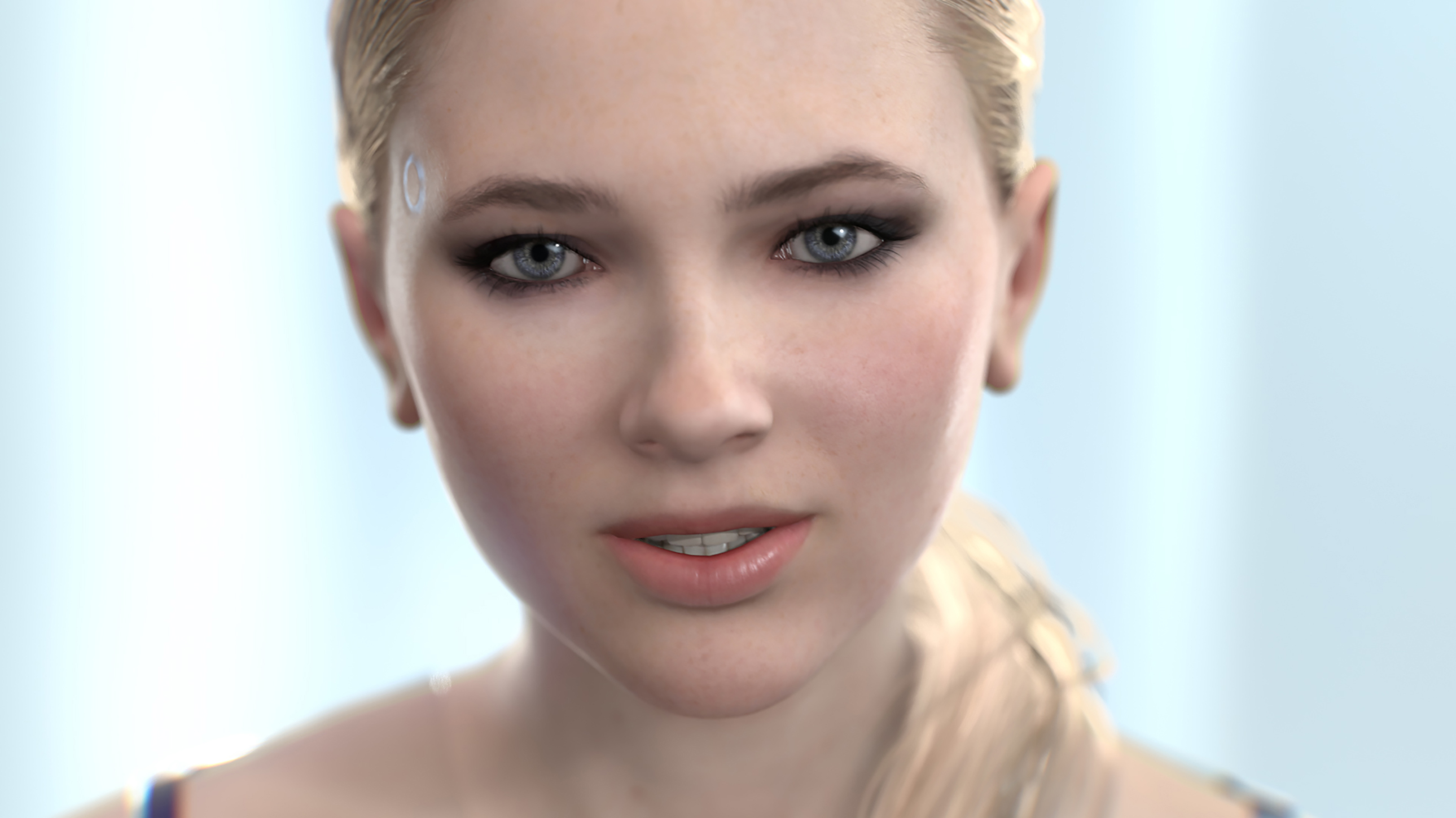 Primer plano del rostro de una mujer con piel clara, ojos azules y cabello rubio. Está mirando a la cámara.