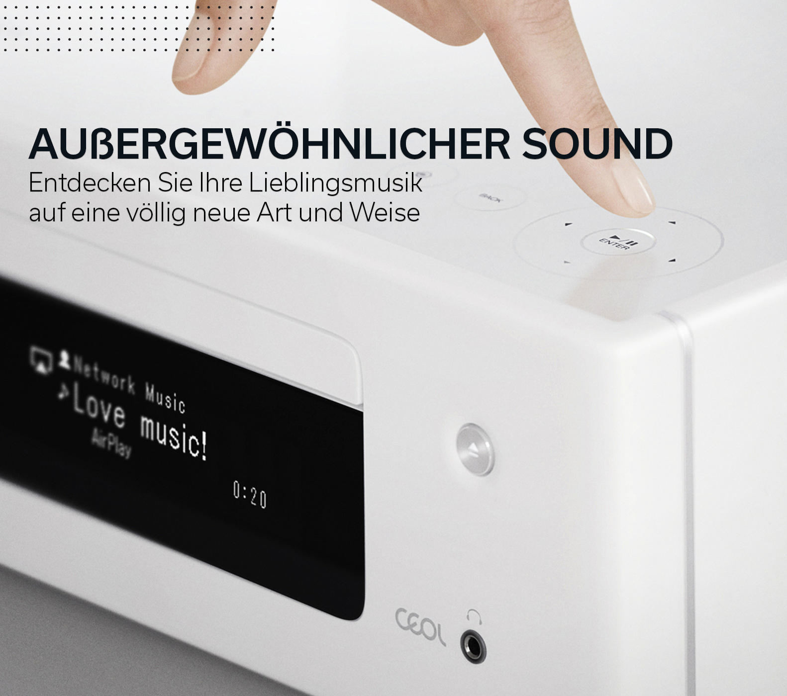 Weißes Audiogerät mit Finger, der eine Taste drückt, Text auf dem Bildschirm.