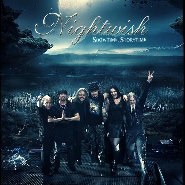 Nightwish-Bandmitglieder posieren auf einer Bühne. Der Mond ist im Hintergrund sichtbar.