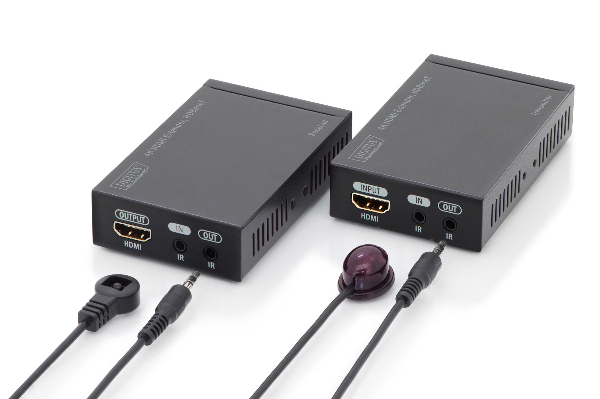 Zwei schwarze HDMI-Extender mit Kabeln, Empfängern und Sendern und einem weißen Hintergrund.