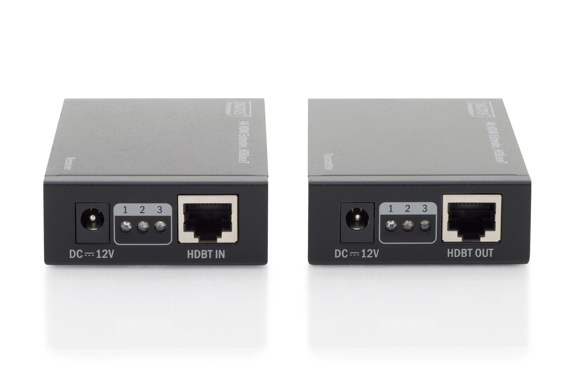 Zwei schwarze HDMI-Extender-Geräte mit Anschlüssen auf einer weißen Oberfläche.