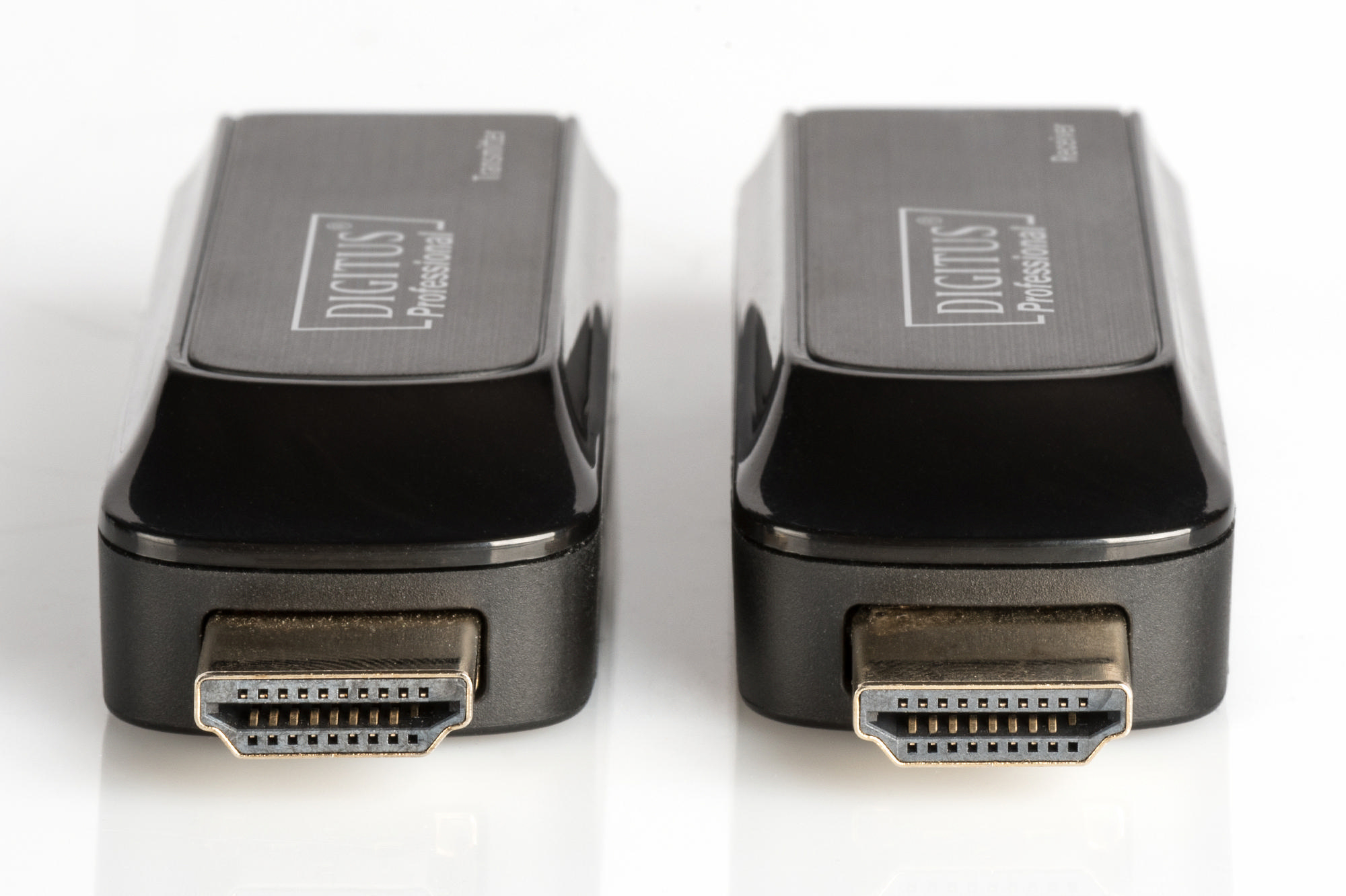 Zwei schwarze HDMI-Adapter, Sender und Empfänger, auf weißem Grund.