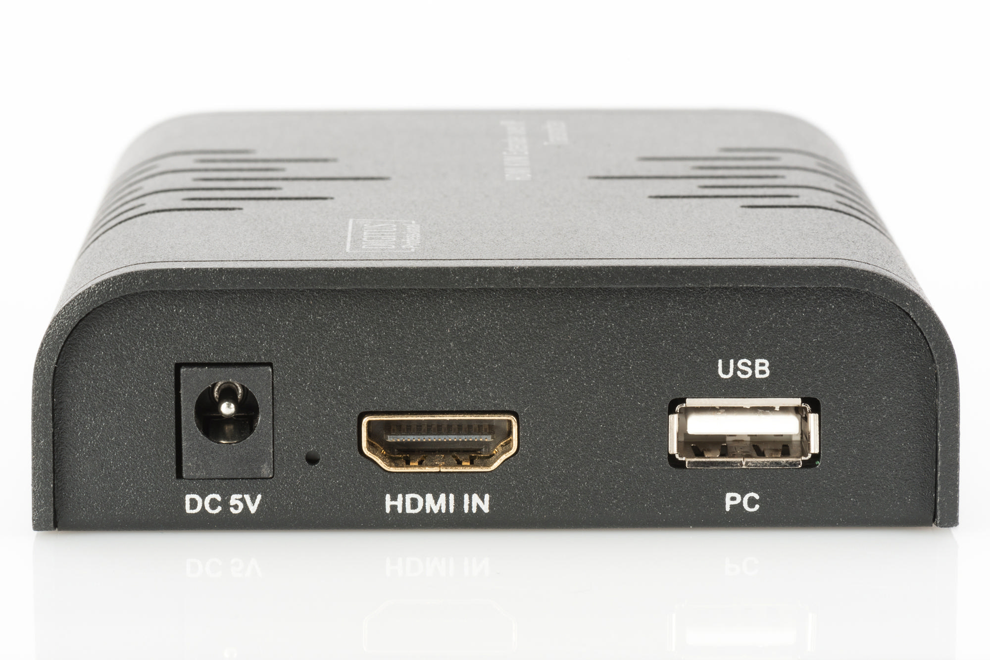 Schwarze Geräterückseite mit Anschlüssen für DC 5V, HDMI IN und USB PC auf weißer Oberfläche.