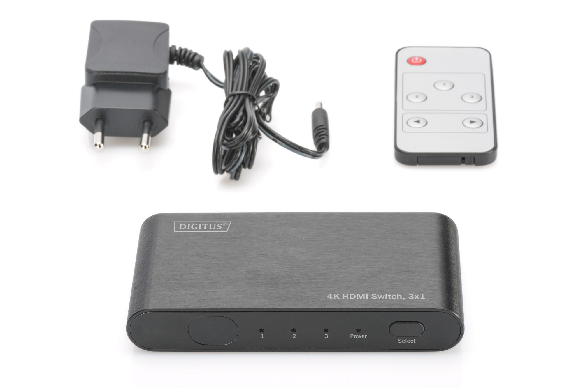 Ein Digitus 4K HDMI Switch mit Netzteil und Fernbedienung auf weißem Hintergrund.