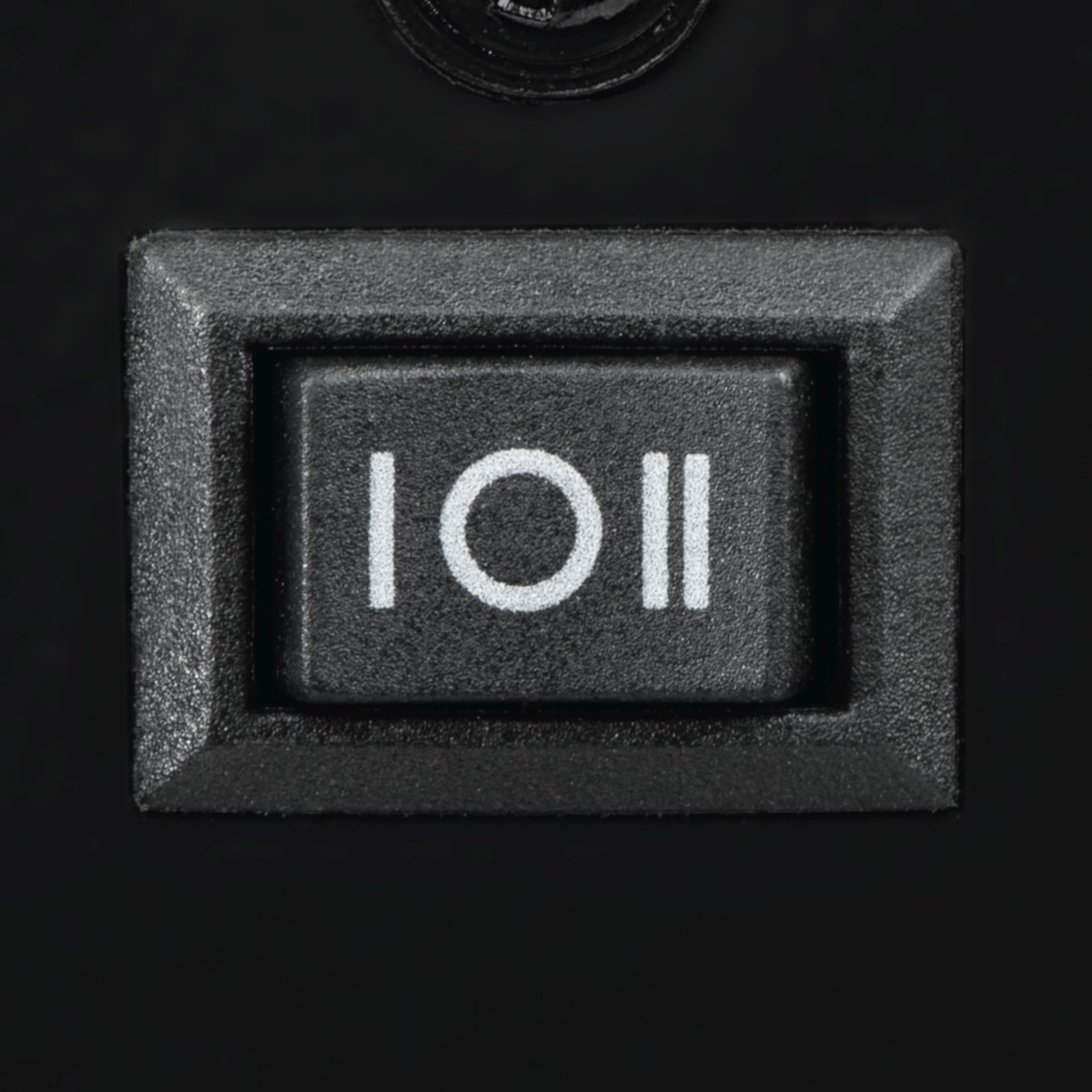 Gros plan d'un bouton d'alimentation noir avec des symboles blancs : I et O.
