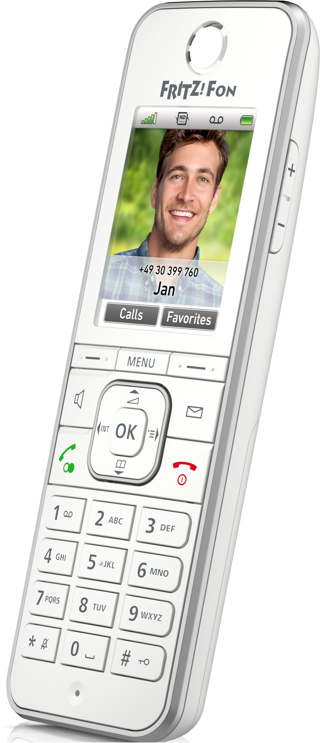 Ein weißes schnurloses Telefon mit einem Bildschirm, der das Bild eines Mannes und eine Anrufschnittstelle anzeigt.