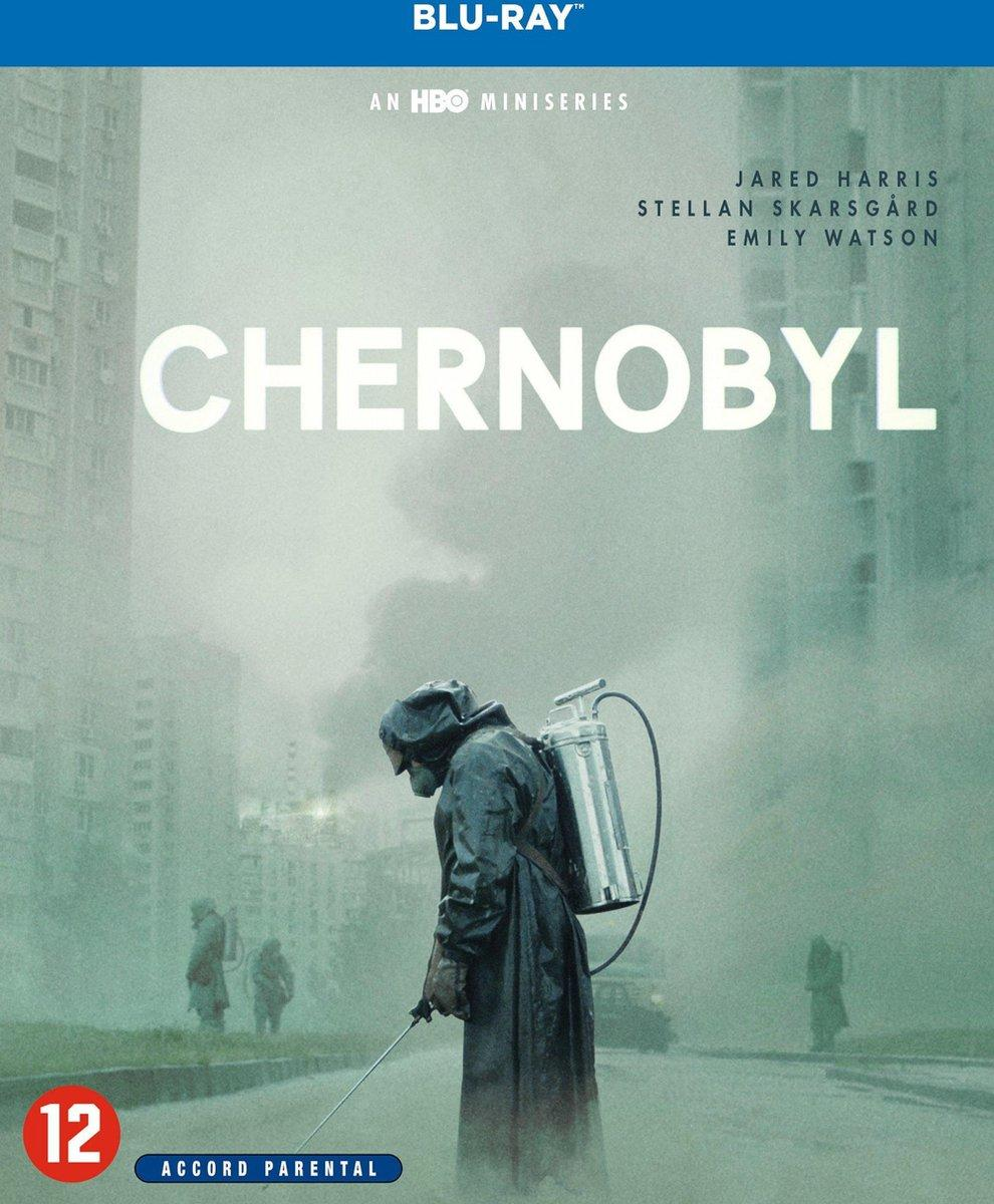 Chernobyl HBO miniserie poster met Hazmat-figuur die sproeit, acteurs.