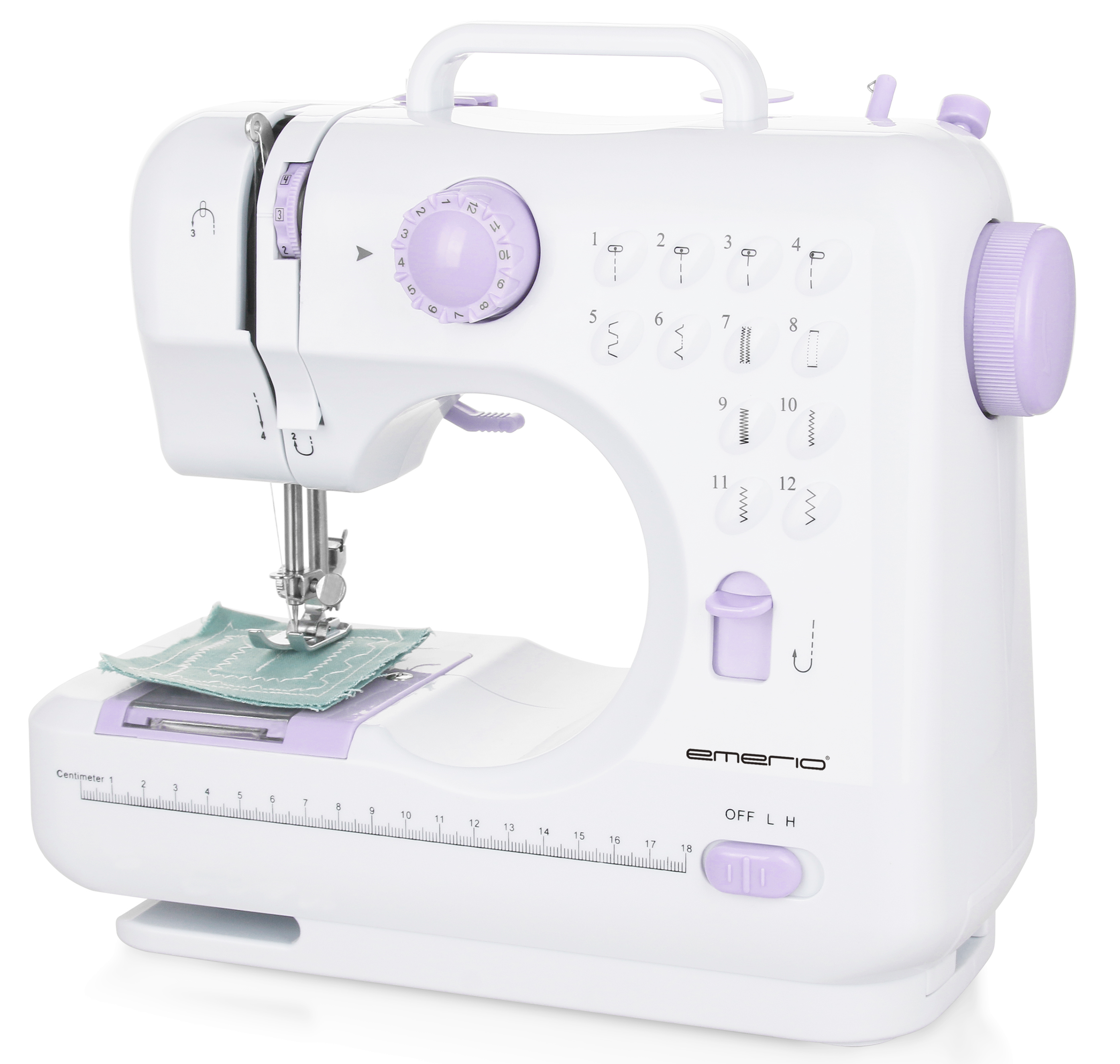 Weiße Nähmaschine mit lila Details. Grüner Stoff links. Weißer Hintergrund.