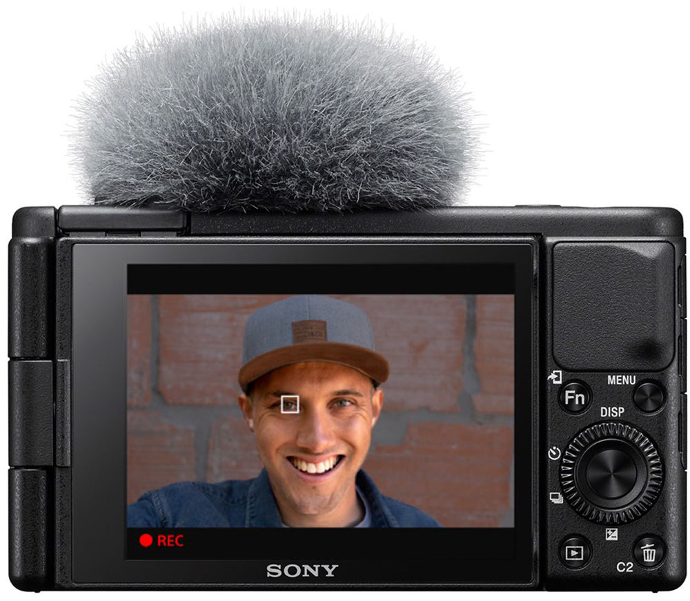 Egy Sony kamera, ami a hátulját mutatja, egy mosolygó férfival.