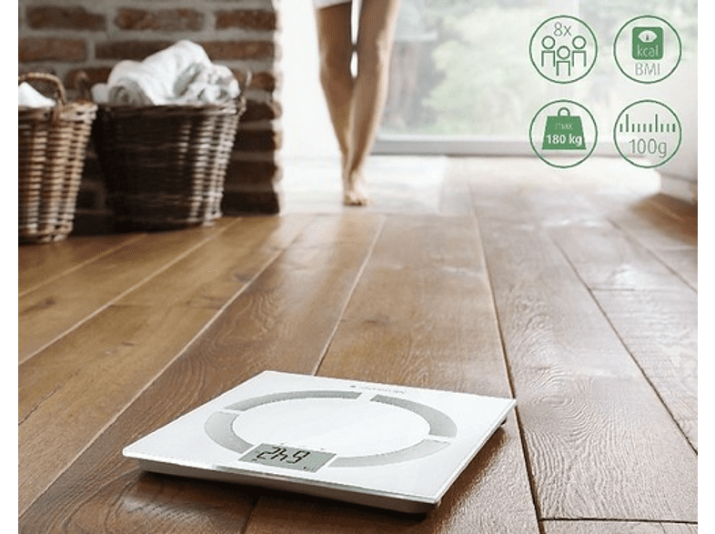Persona de pie en una báscula, suelo de madera, con iconos que indican métricas de salud.