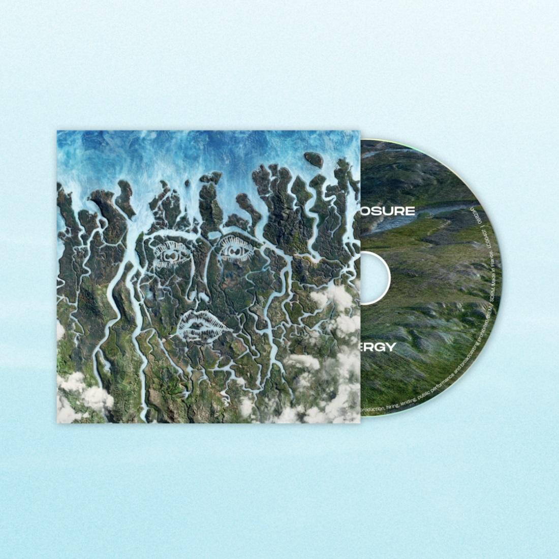 CD-hoes met een luchtfoto van een landschap. Een gezicht wordt gevormd door de lijnen.