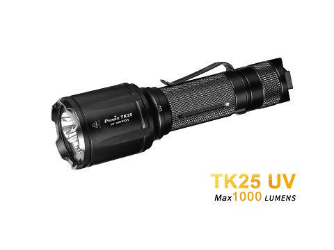 Schwarze Taschenlampe mit strukturierter Oberfläche und dem Text 'TK25 UV'. Max 1000 Lumen.