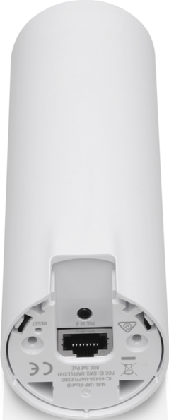 Un dispositivo di rete bianco con porte nella parte inferiore.