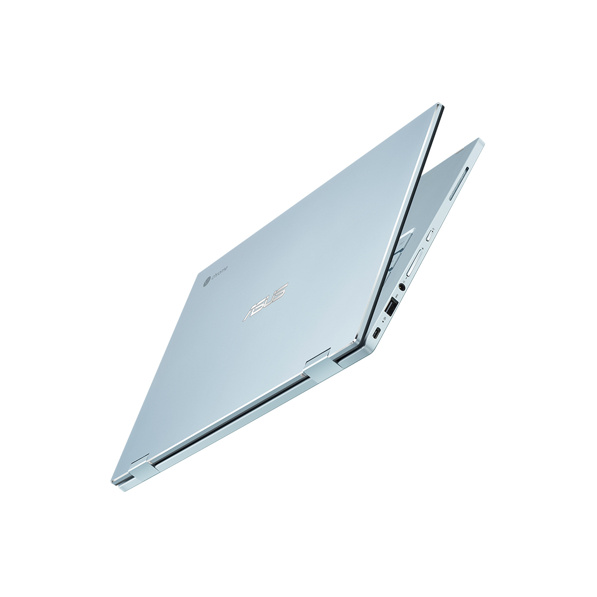 Portátil azul, abierto en ángulo, cuerpo plateado, fondo blanco. Etiqueta ASUS Chrome visible.