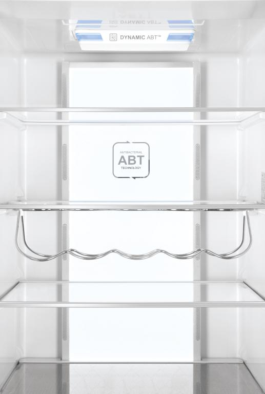 Interior de un refrigerador. Estantes de vidrio, un botellero y una etiqueta de tecnología ABT son visibles.