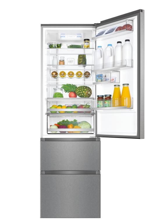 Refrigerador abierto con alimentos frescos: verduras, frutas, jugos y lácteos.