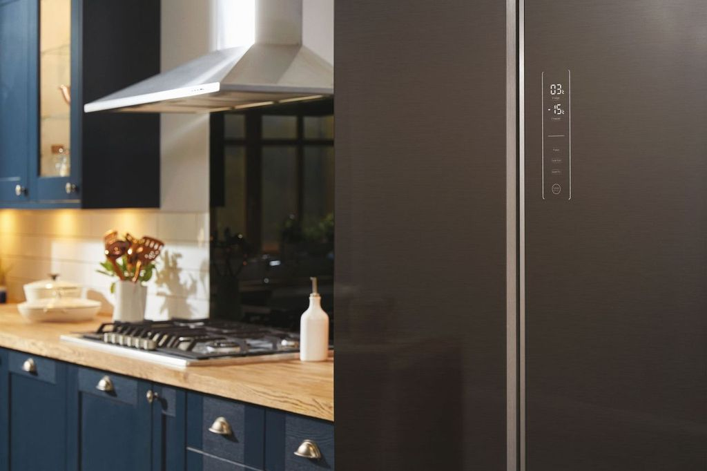 Interior de cocina moderno con refrigerador, estufa y gabinetes.