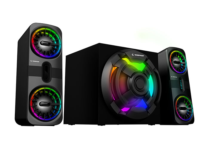 Renkli LED ışıklı, bir subwoofer ve iki uydu hoparlörlü siyah hoparlör seti.