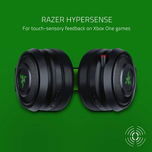 Auriculares Razer Hypersense negros, con detalles verdes, sobre un fondo verde, vista lateral.