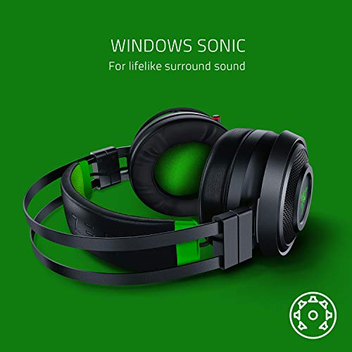 Auriculares Razer negros y verdes sobre un fondo verde, texto sobre sonido.