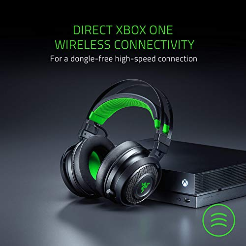 Un auricular para juegos negro y verde junto a una consola Xbox negra con detalles verdes.