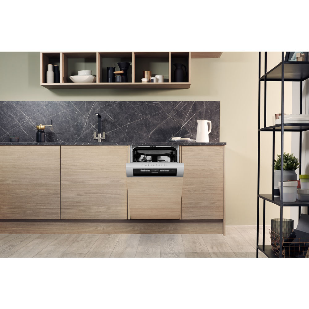 Moderne Küche mit Holzschränken, dunkler Arbeitsplatte und einem Geschirrspüler mit geöffneter Tür.