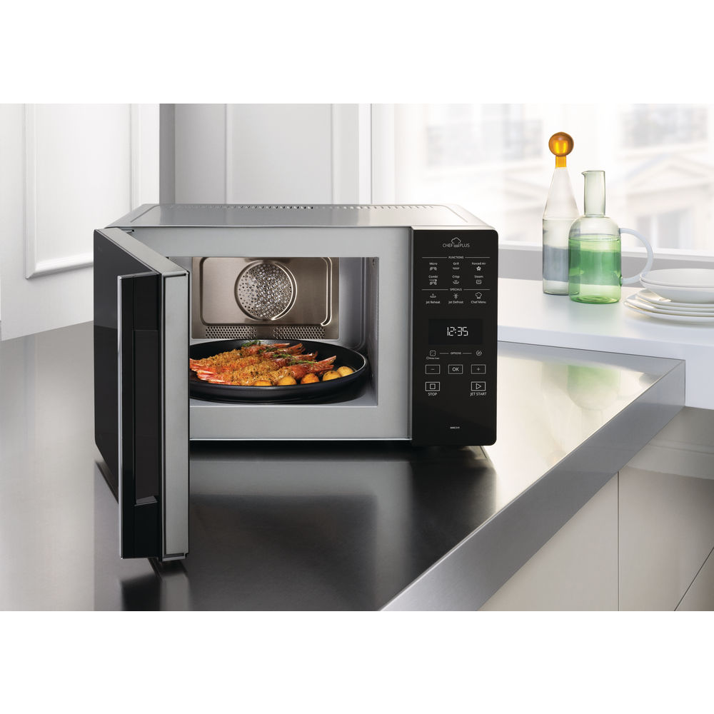 Magnetron met eten erin en een digitale klok.