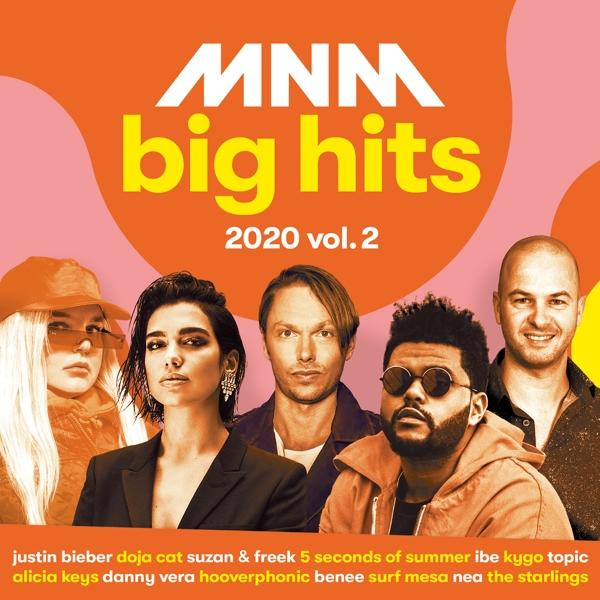 Albumhoes met vijf artiesten, MNM Big Hits 2020 Vol.2. Oranje achtergrond met witte en gele tekst.