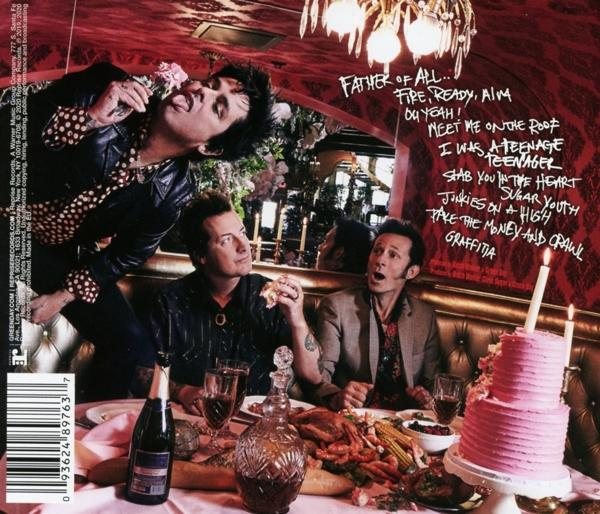 Green Day album borítója. Három férfi egy szobában van étellel és egy rózsaszín tortával.