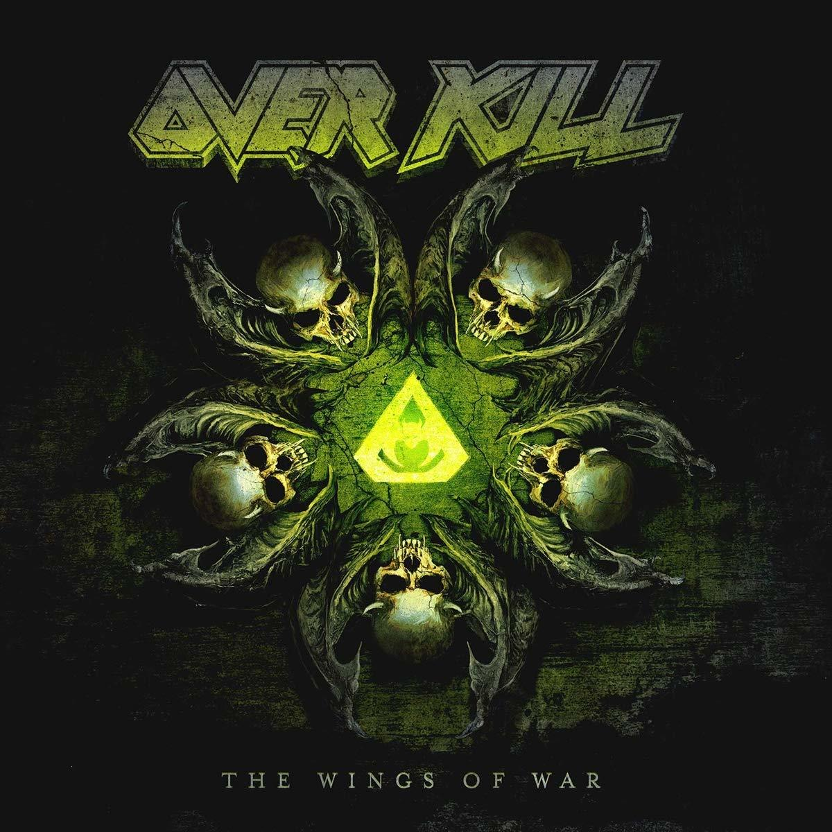 Albumcover mit einem Totenkopf-Design, umgeben von Totenköpfen, grünem Dreieck in der Mitte und dem Wort 'OVERKILL'.