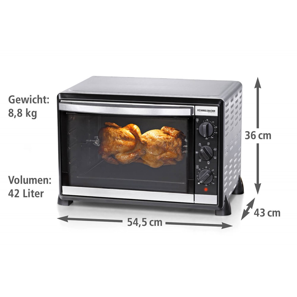 Ein Backofen mit einem gebratenen Huhn darin. Er ist schwarz und silber, mit Maßen.