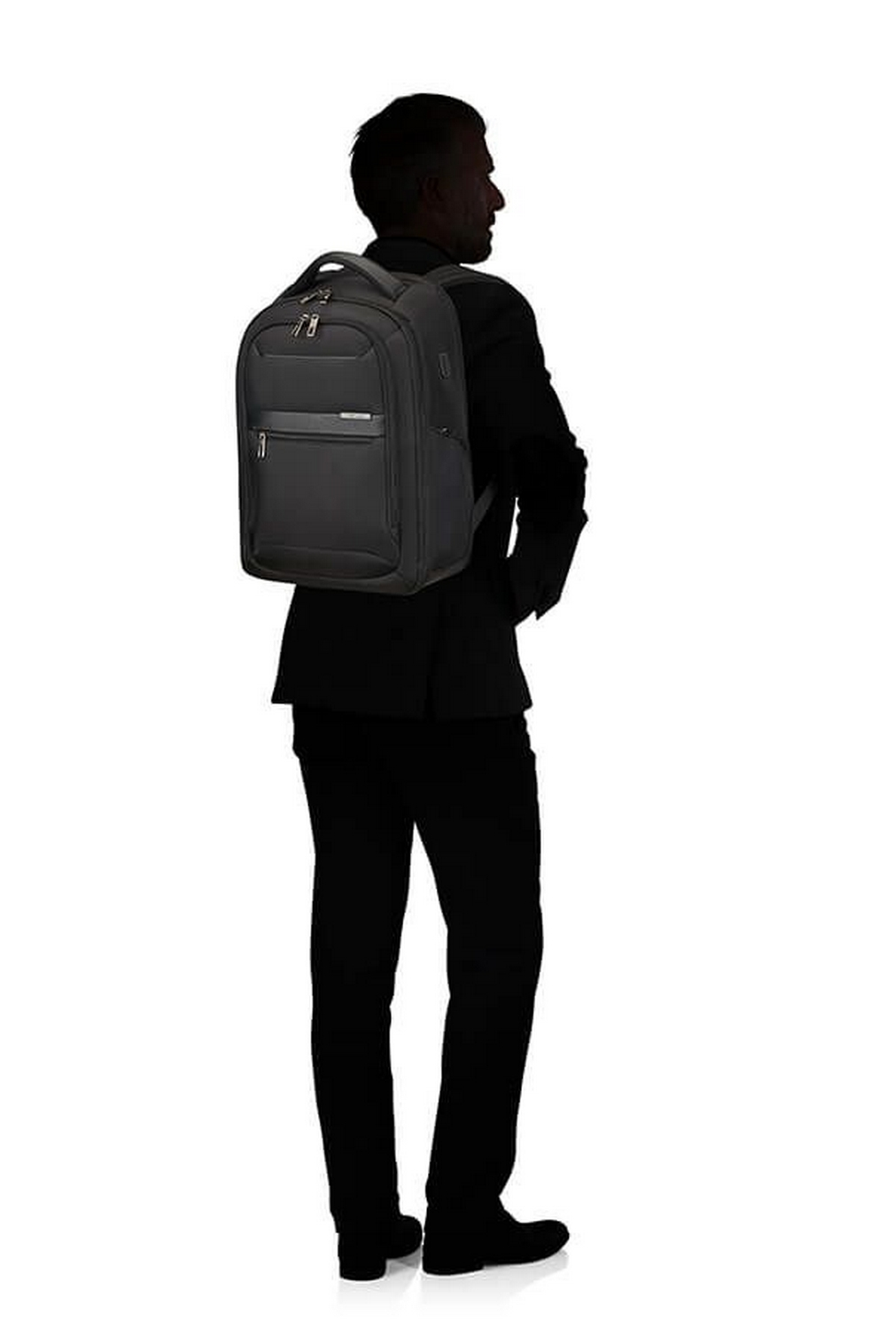 Hombre con traje que lleva una mochila negra.