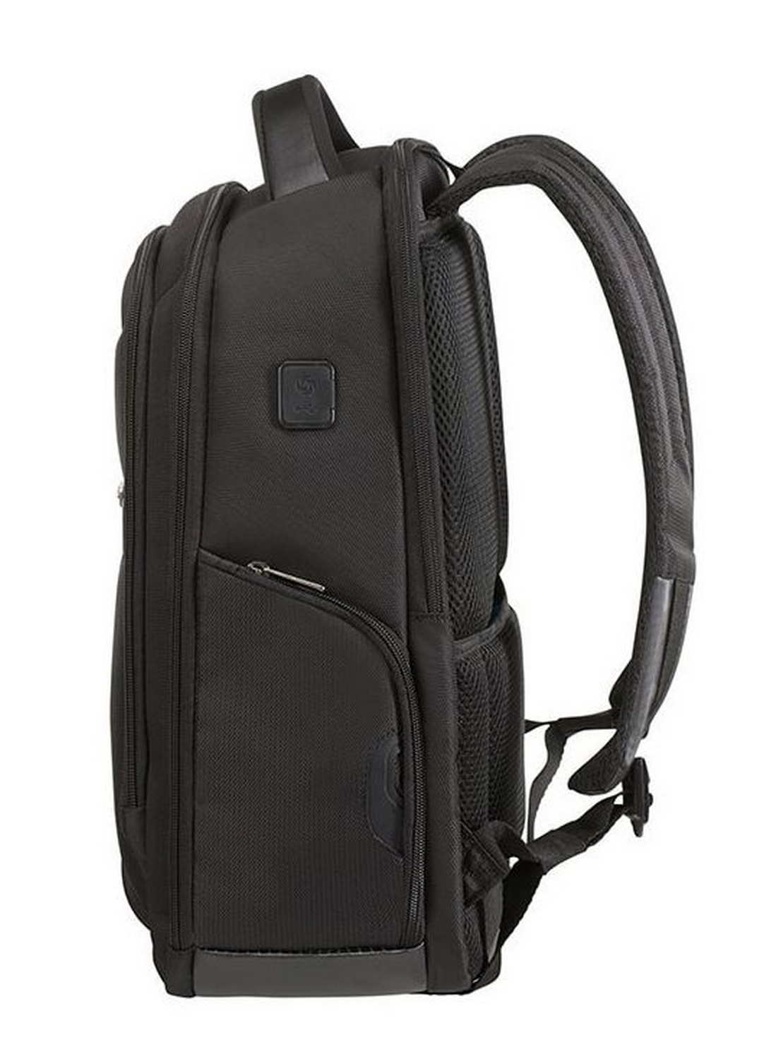 Mochila negra, vista lateral. Tiene un puerto USB y un asa. Está sobre un fondo blanco.