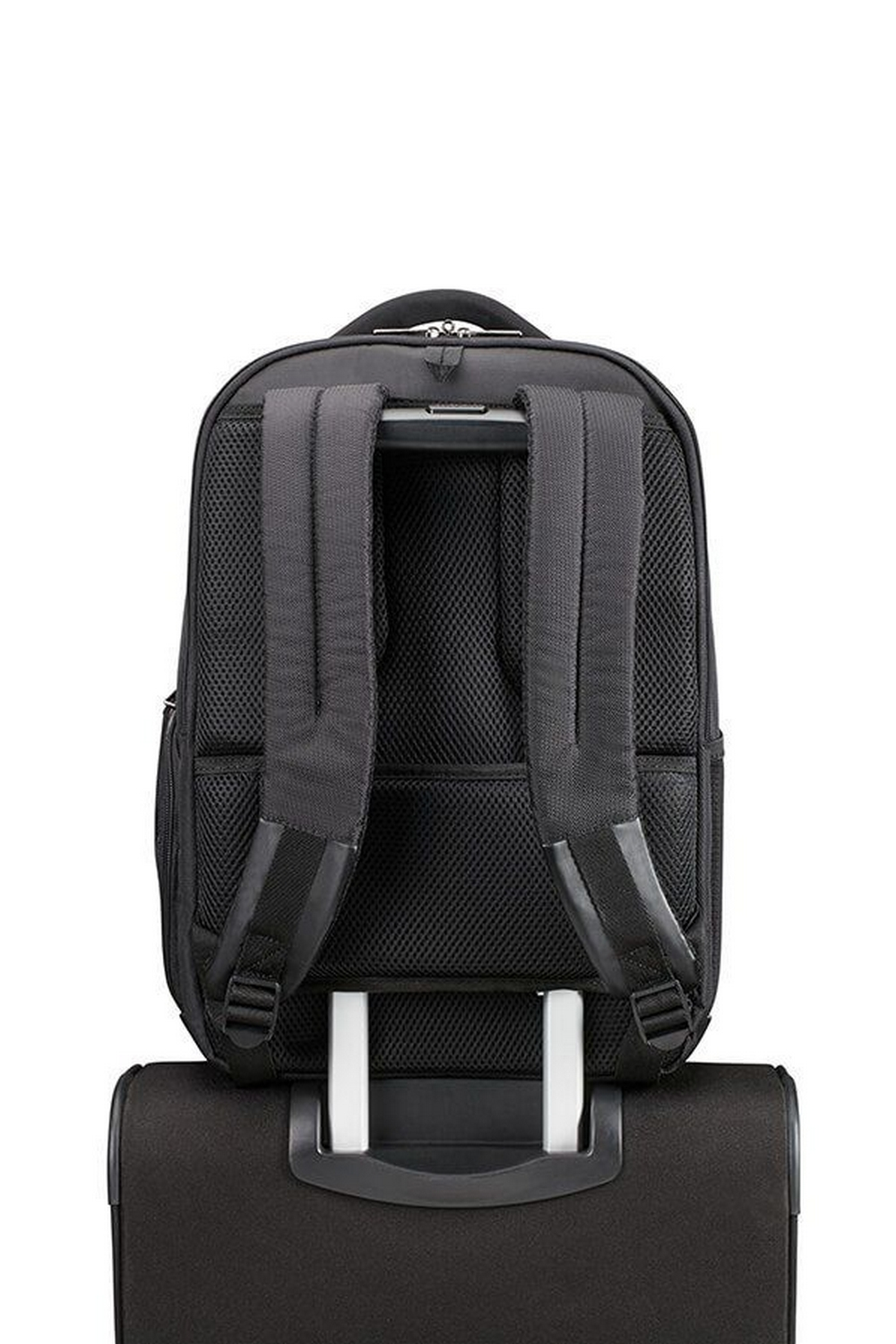 Mochila negra encima de una maleta rodante negra. Las correas y el asa son visibles.