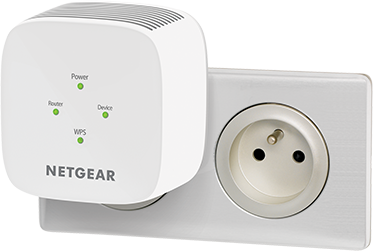 Un appareil Netgear blanc branché sur une prise électrique, avec plusieurs voyants verts allumés.