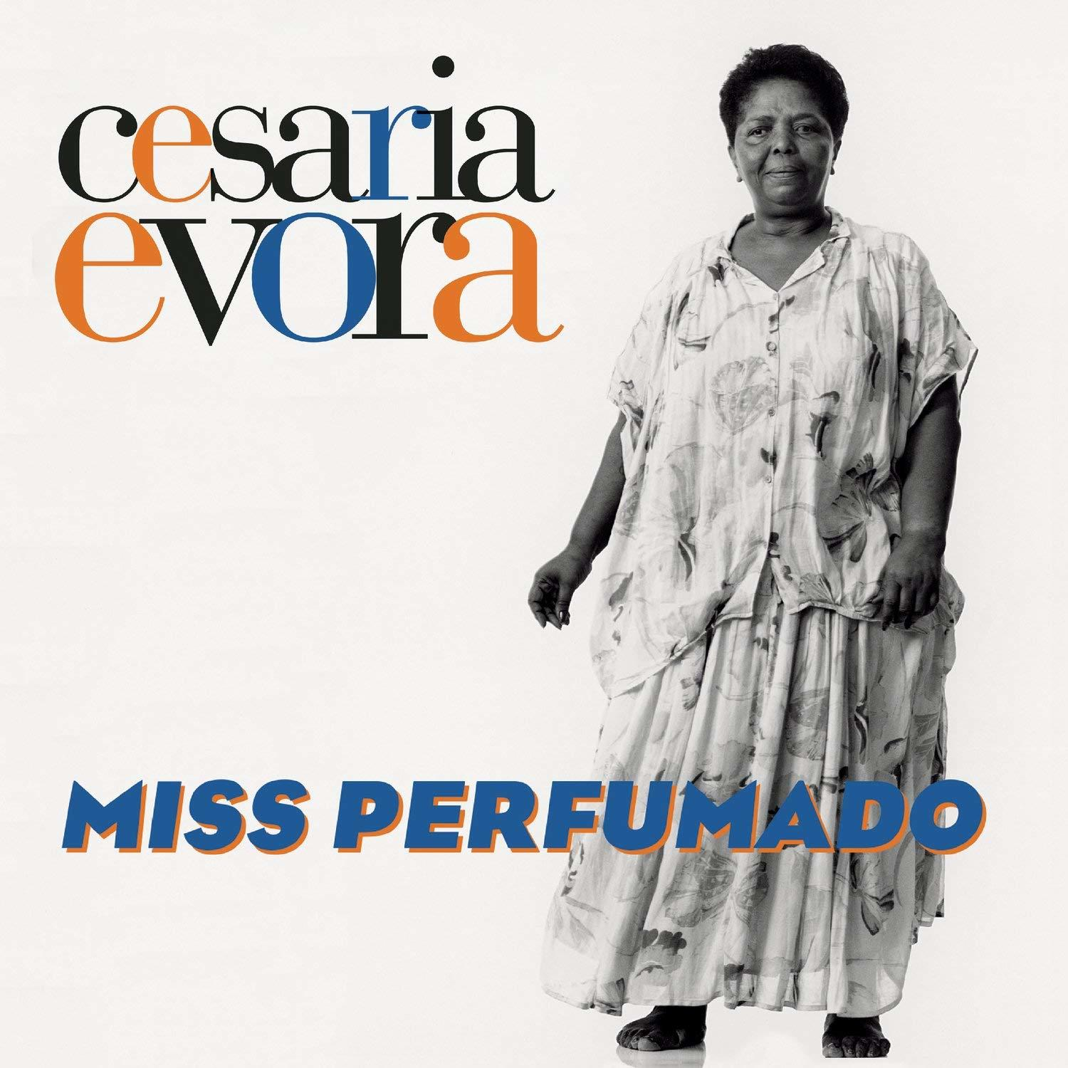 Cesaria Evora album borítója, mintás ruhában, 'MISS PERFUMADO' felirattal.